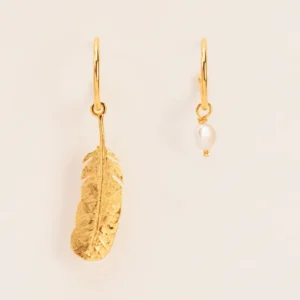Wouters&Hendrix – asymmetrische oorbellen met veer en zoetwaterparel