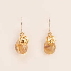 Wouters&Hendrix – oorbellen met rutiel kwarts en verguld bedeltje