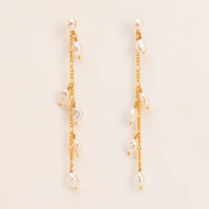 Wouters&Hendrix – oorbellen met hangende zoetwaterparels