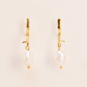 Wouters&Hendrix – oorbellen met tak structuur met zoetwaterparel