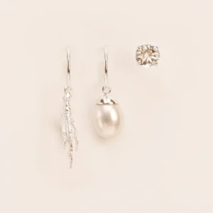 Wouters&Hendrix – trio van oorbellen met kraaienpoot, zoetwaterparel en kristal