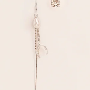 Wouters&Hendrix – asymetrische oorbellen met kraaienpoot, zoetwaterparel en een kristal