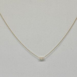 EB - fijne ketting met 3 kleine zoetwaterpareltjes